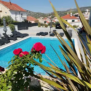  Appartement Barbara & Zoran With Heated Swimming Pool Kroatië